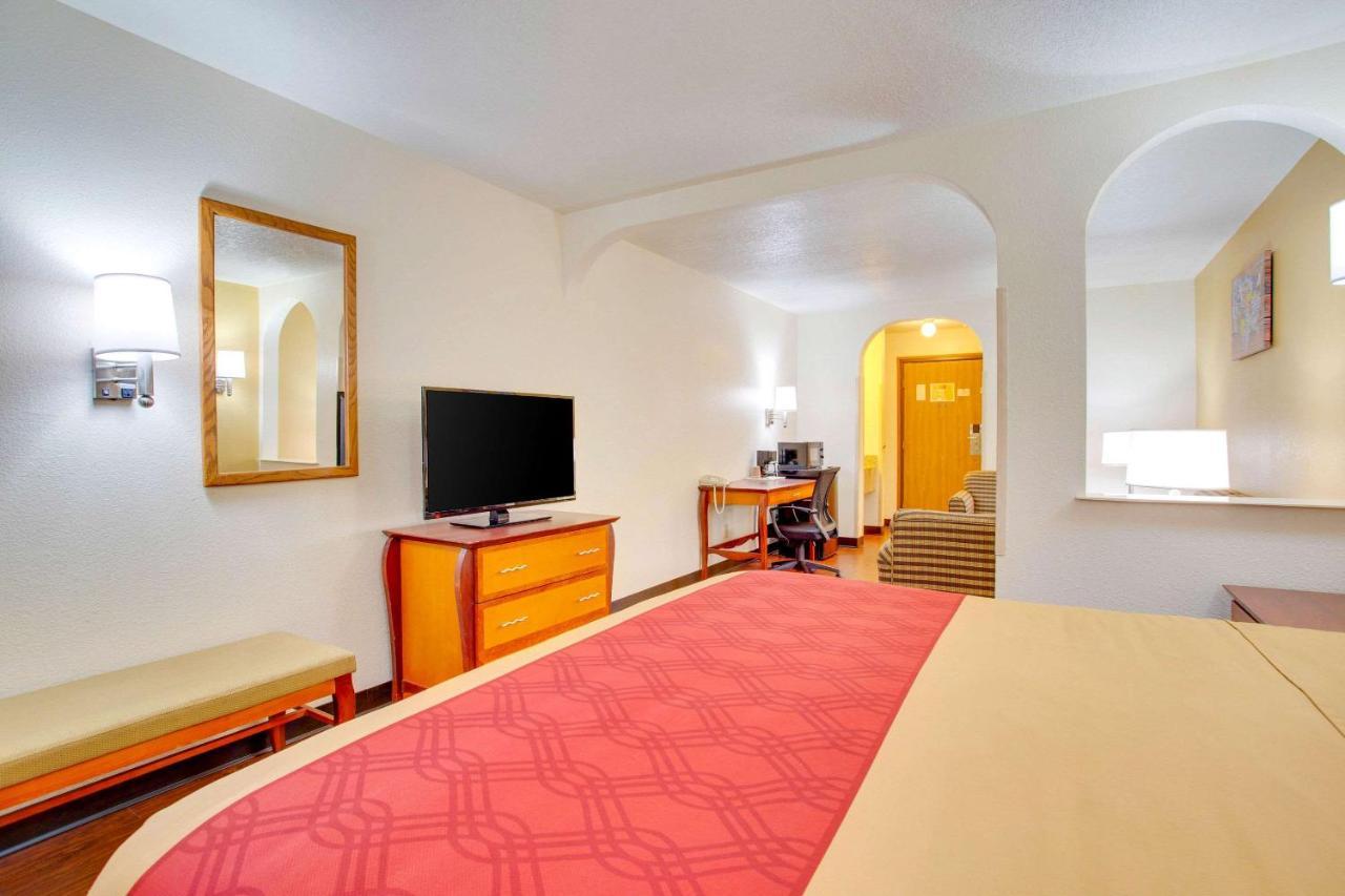 Econo Inn&suites Hotel 2*