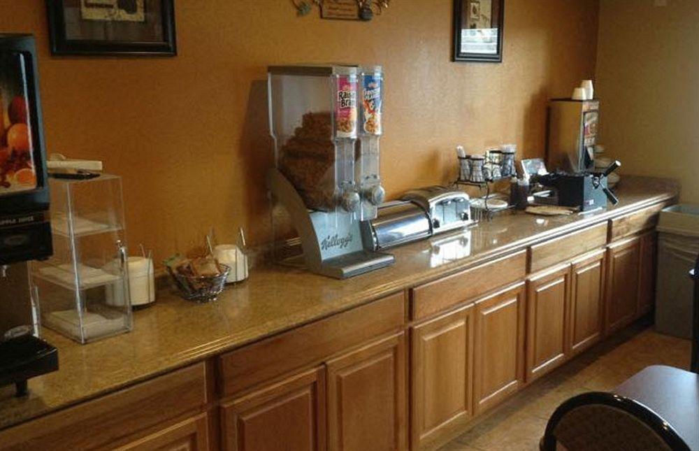 Econo Inn&suites Hotel 2*