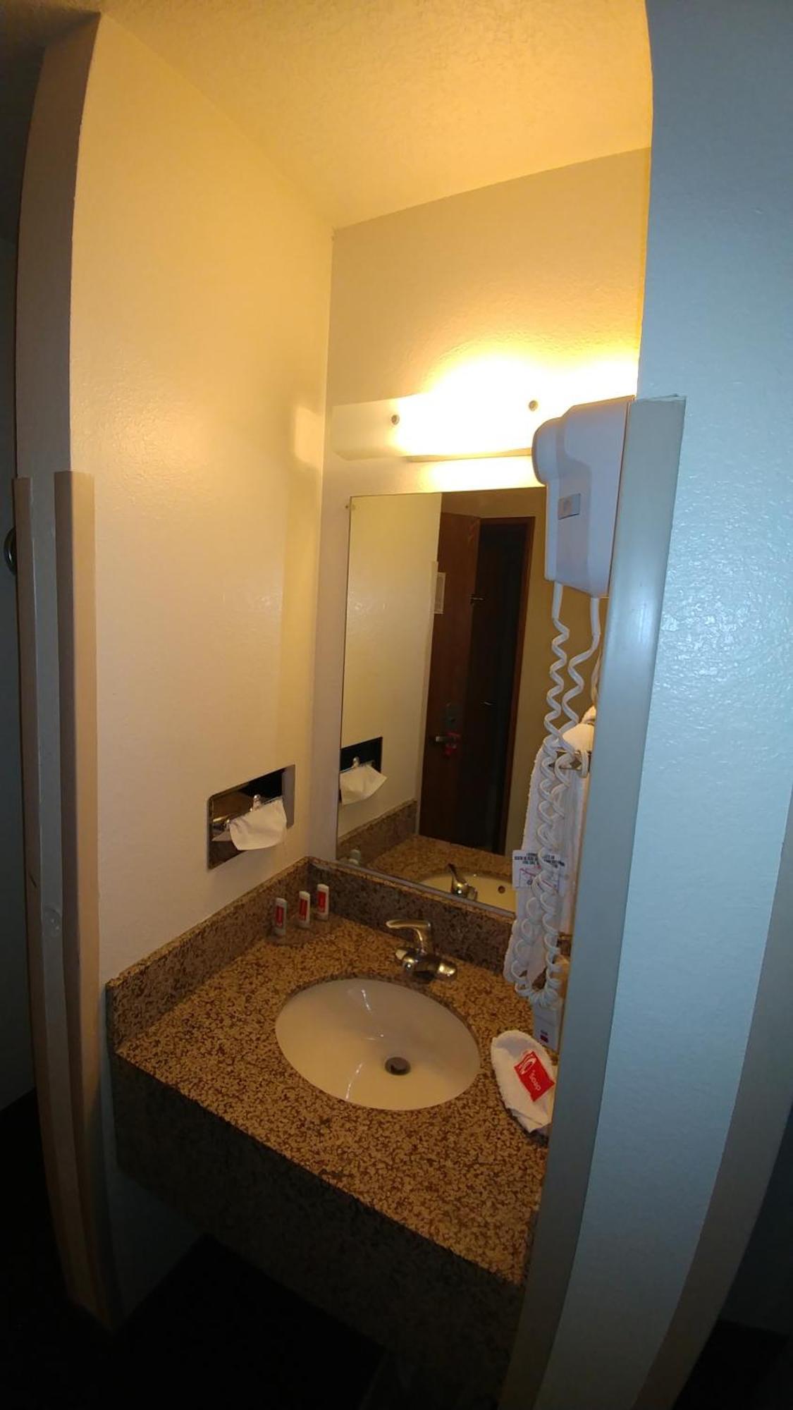 Econo Inn&suites Hotel