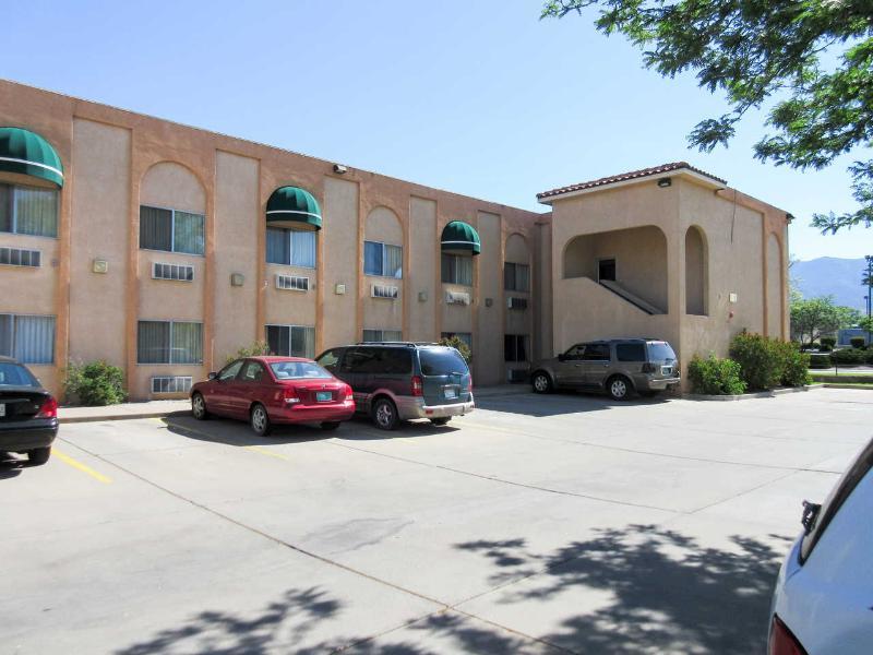 Econo Inn&suites Hotel