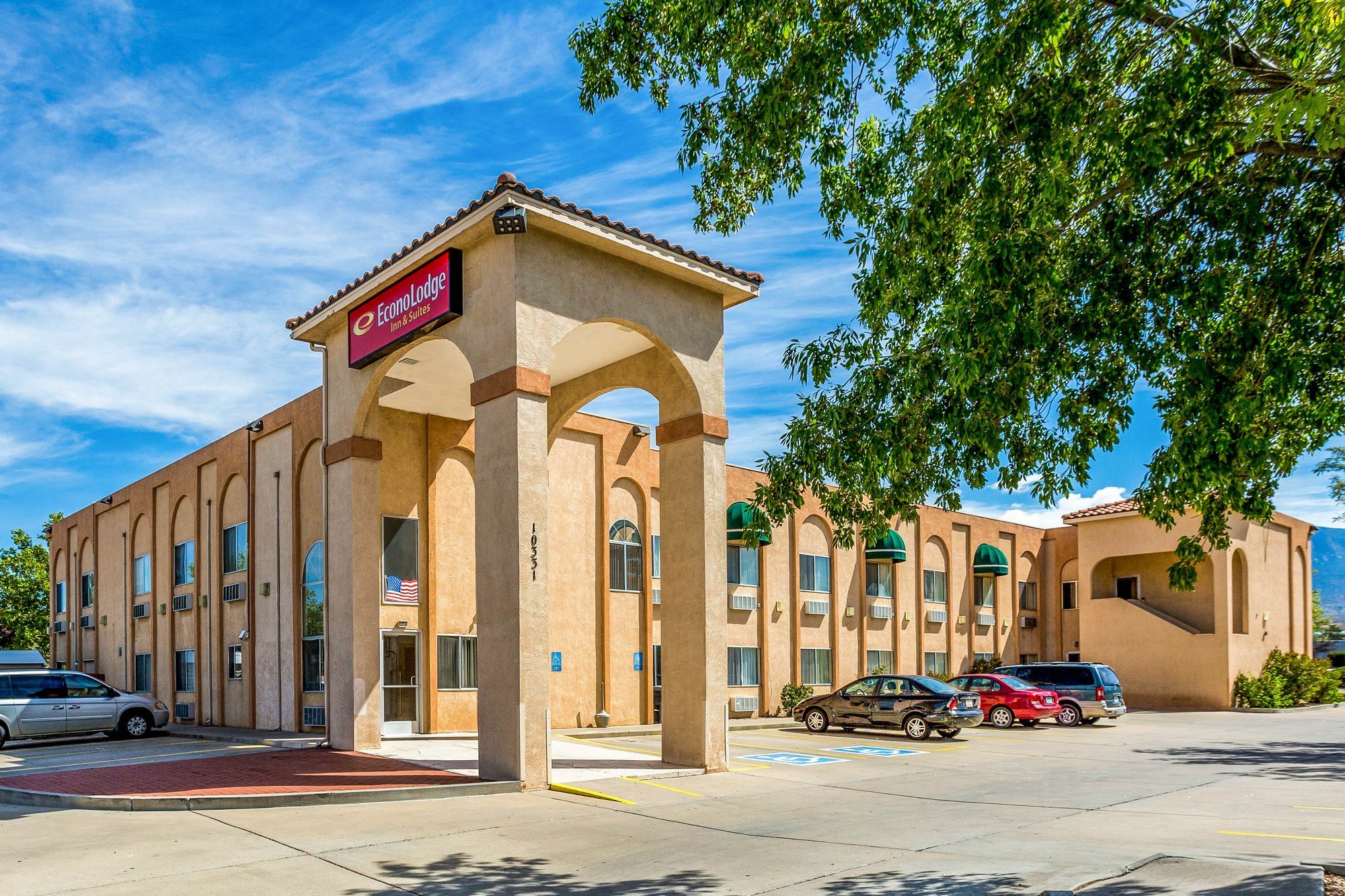 Econo Inn&suites Hotel