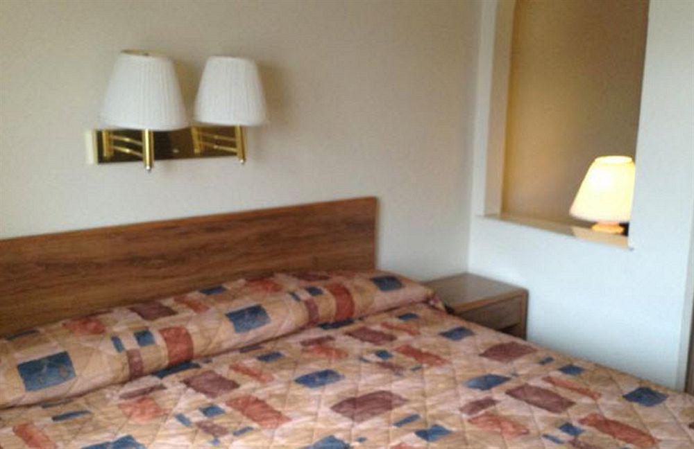Econo Inn&suites Hotel
