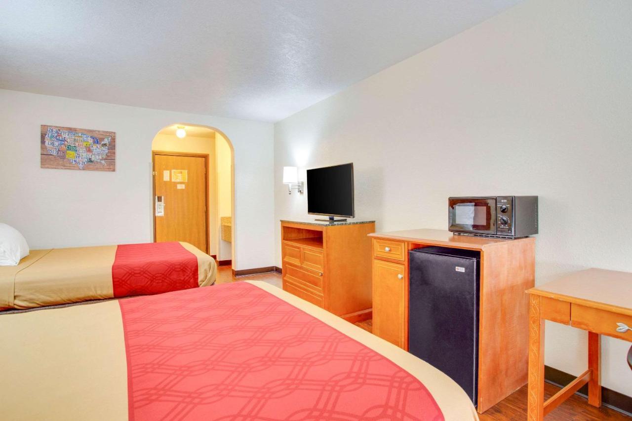 Econo Inn&suites Hotel