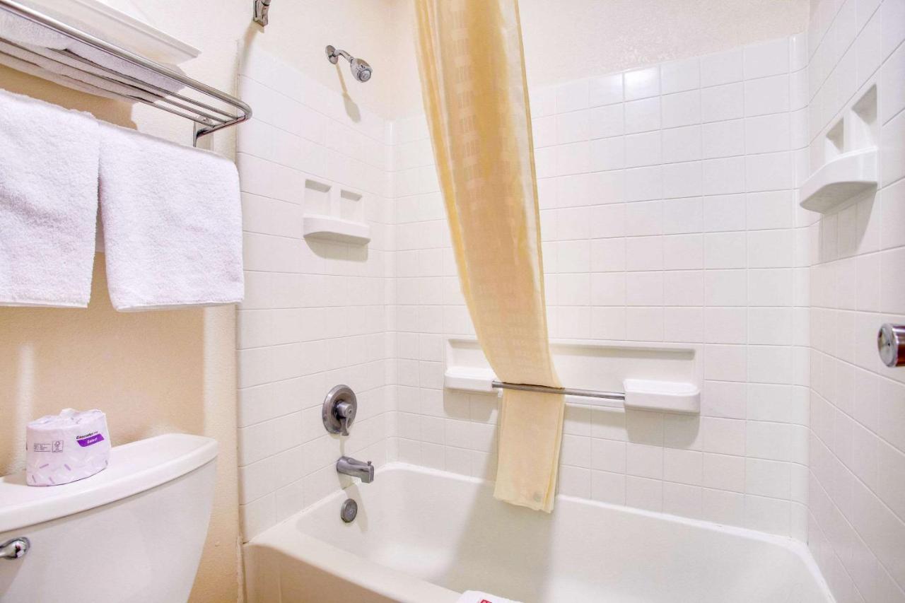 Econo Inn&suites Hotel 2*